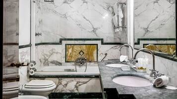 Junior Suite | Bad | Regndusjhode, designertoalettartikler, hårføner og badekåper