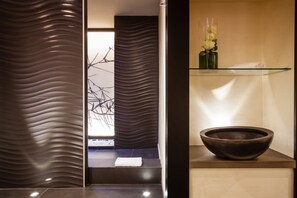 Couples treatment rooms, sauna, steam room, body treatments