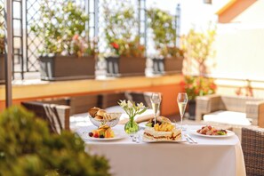 Room service – dining - Baglioni Hotel Regina - The Leading Hotels of the World (Rome)