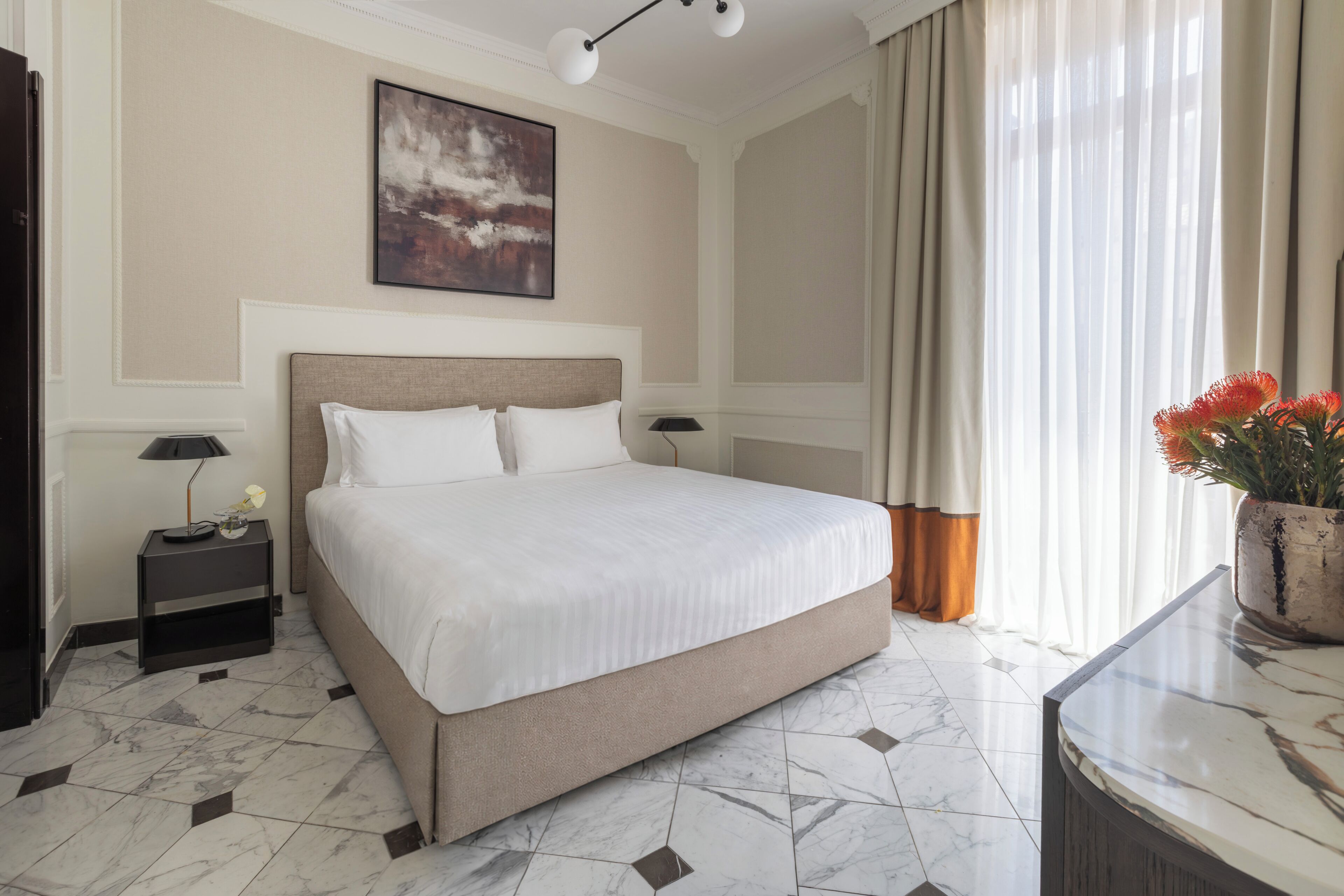 Deluxe Suite | Premium-sengetøj, dundyner, minibar, pengeskab på værelset