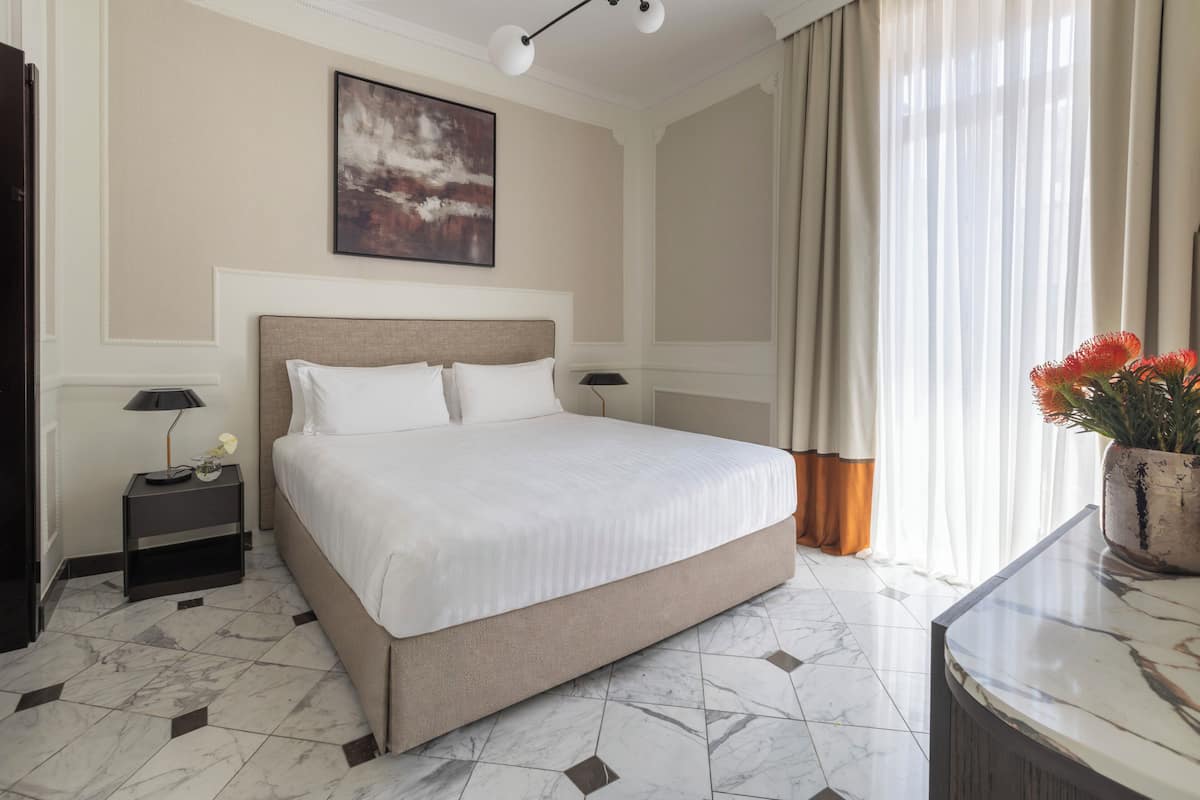 Deluxe Suite | Premium bedding, down comforters, minibar, in-room safe