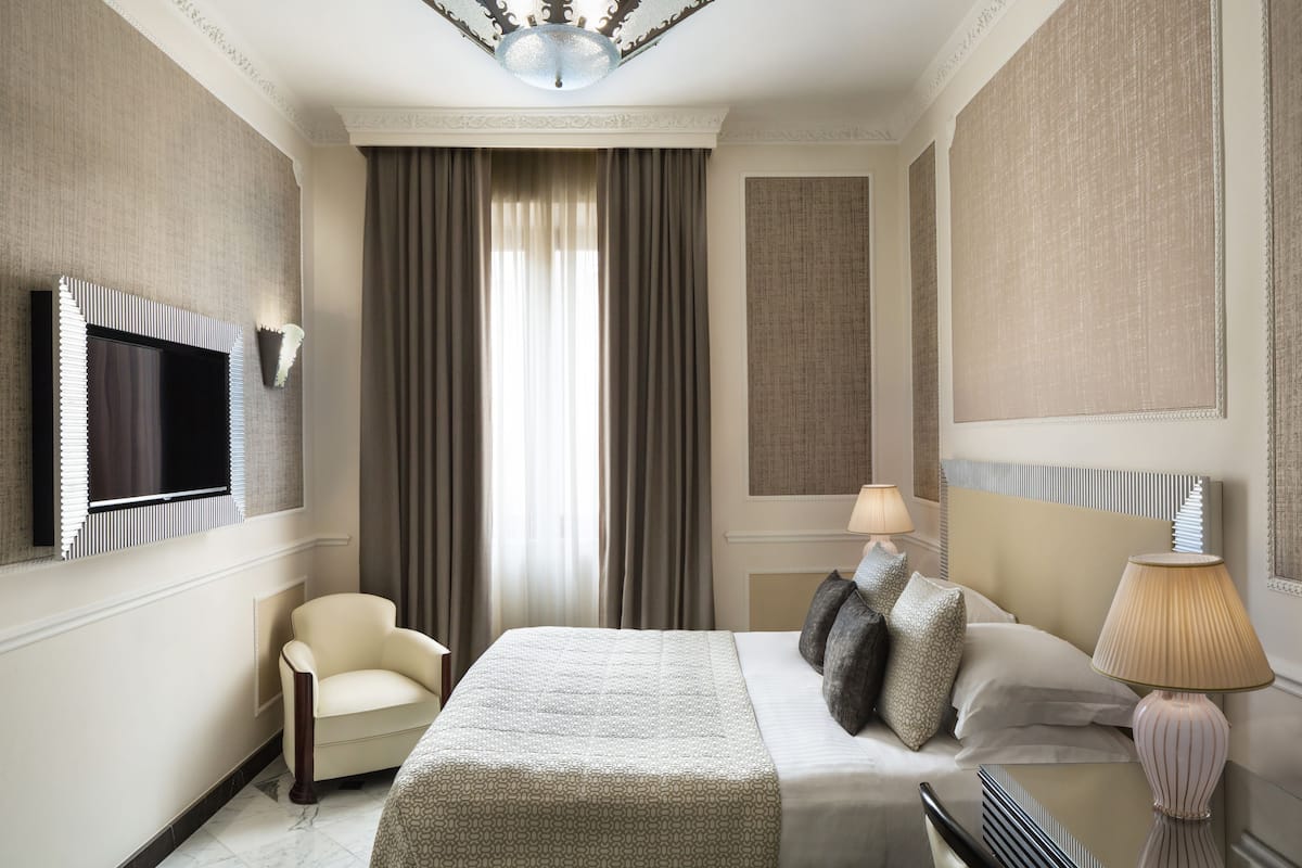 Premium bedding, down comforters, minibar, in-room safe