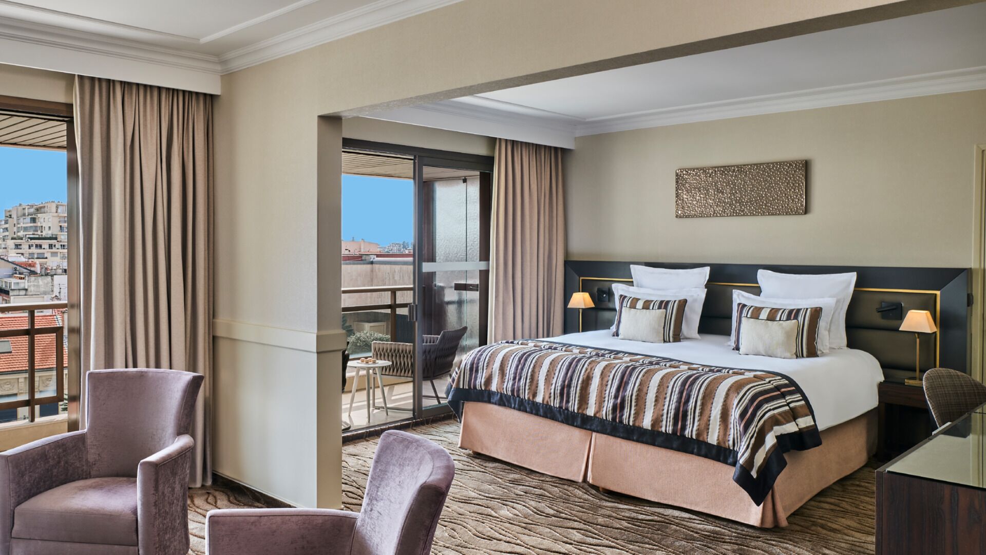 Deluxe suite, terras | Luxe beddengoed, een minibar, een kluis op de kamer, een bureau