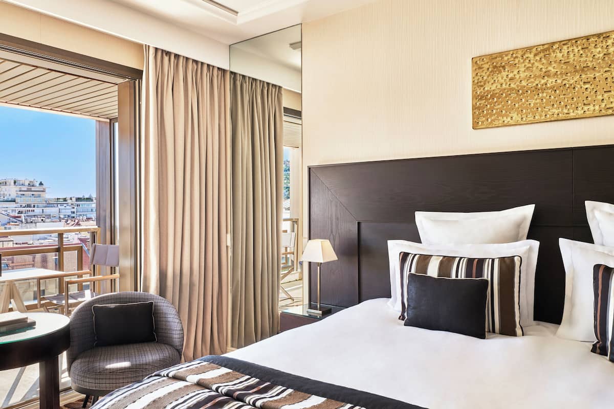 1 bedroom, premium bedding, minibar, in-room safe