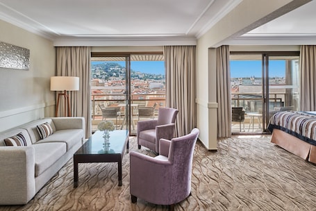 Premium bedding, minibar, in-room safe, desk. Hôtel Barrière Le Gray d'Albion
