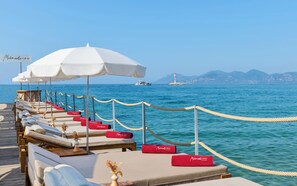 Private beach nearby, snorkelling, waterskiing, beach bar - Hôtel Barrière Le Gray d'Albion (Cannes)