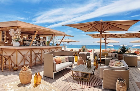 Private beach nearby, snorkeling, water skiing, beach bar. Hôtel Barrière Le Gray d'Albion