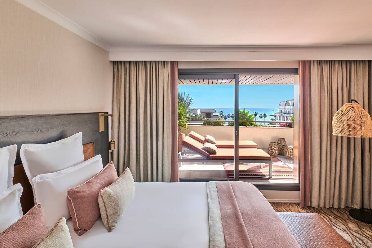 1 bedroom, premium bedding, minibar, in-room safe