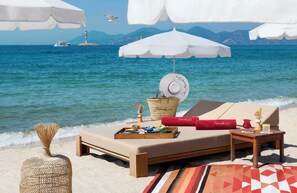 Private beach nearby, snorkelling, waterskiing, beach bar - Hôtel Barrière Le Gray d'Albion (Cannes)