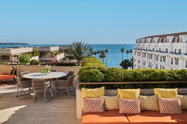 Ropa de cama de alta calidad y minibar 