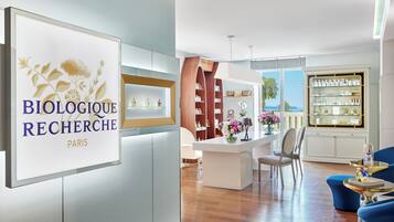 Couples treatment rooms, body treatments, hot stone massages