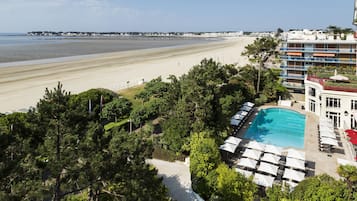 Indoor pool, seasonal outdoor pool, pool umbrellas, sun loungers