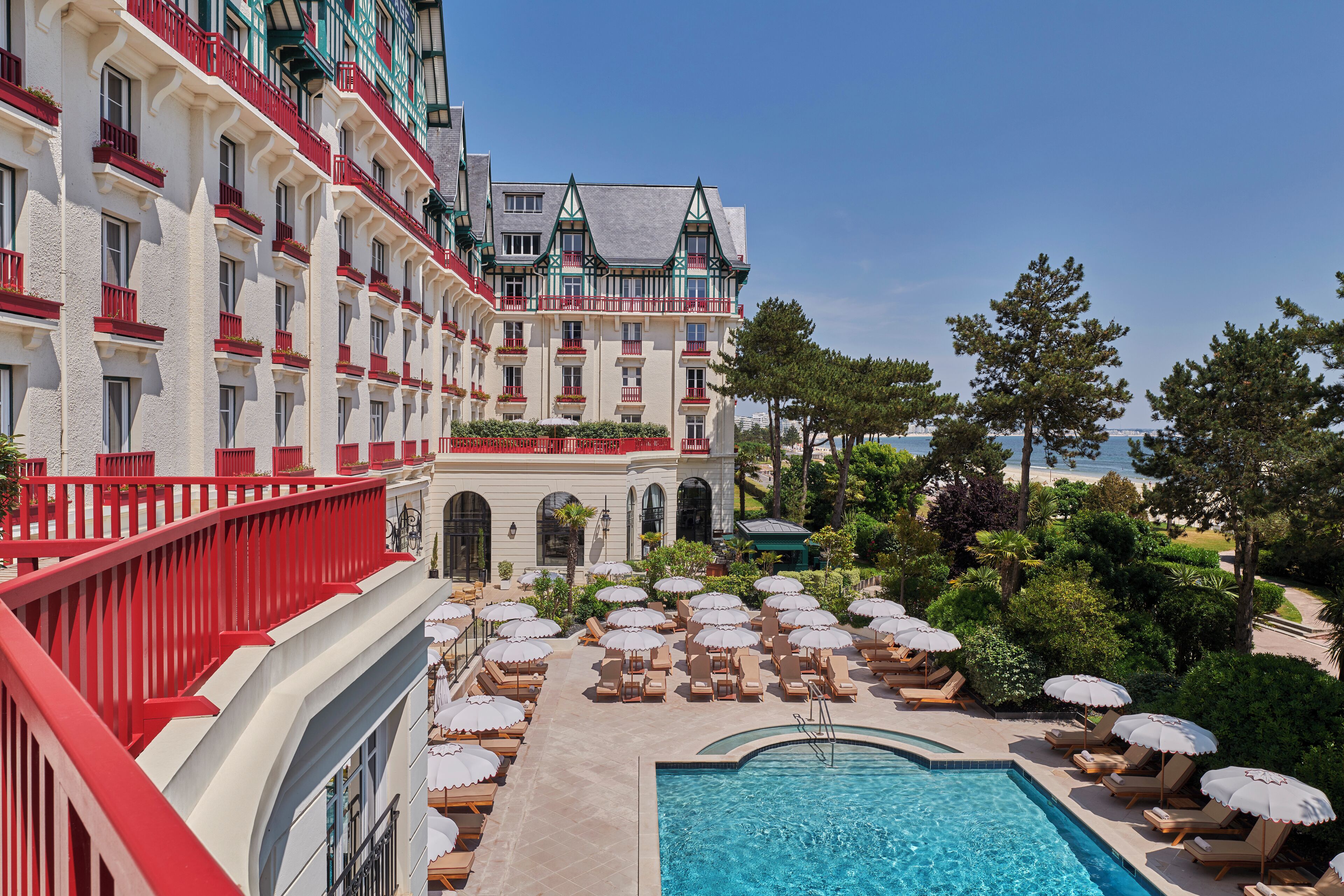 Alberca techada y alberca al aire libre por temporada