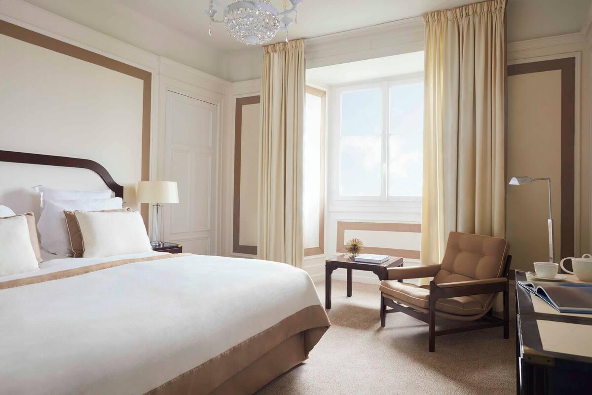ห้องดีลักซ์ | เครื่องนอนระดับพรีเมียม, มินิบาร์, ตู้นิรภัยในห้องพัก, โต๊ะทำงาน
