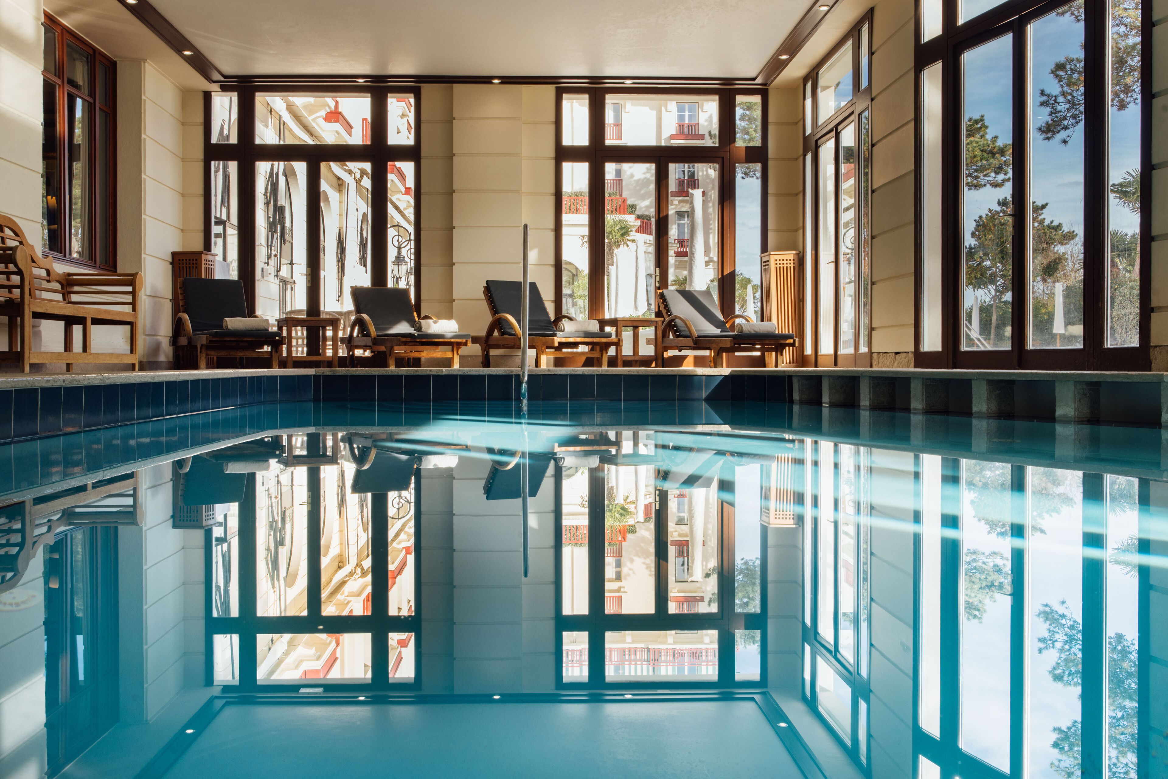 Piscina coperta, piscina stagionale all'aperto, ombrelloni da piscina