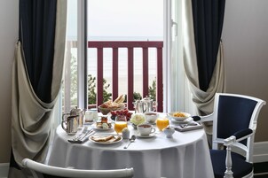 Desayuno buffet diario (EUR 40 por persona)