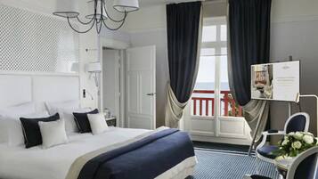 Une chambre d’hôtel avec un lit, une chaise, un bureau et une vue sur l’extérieur.