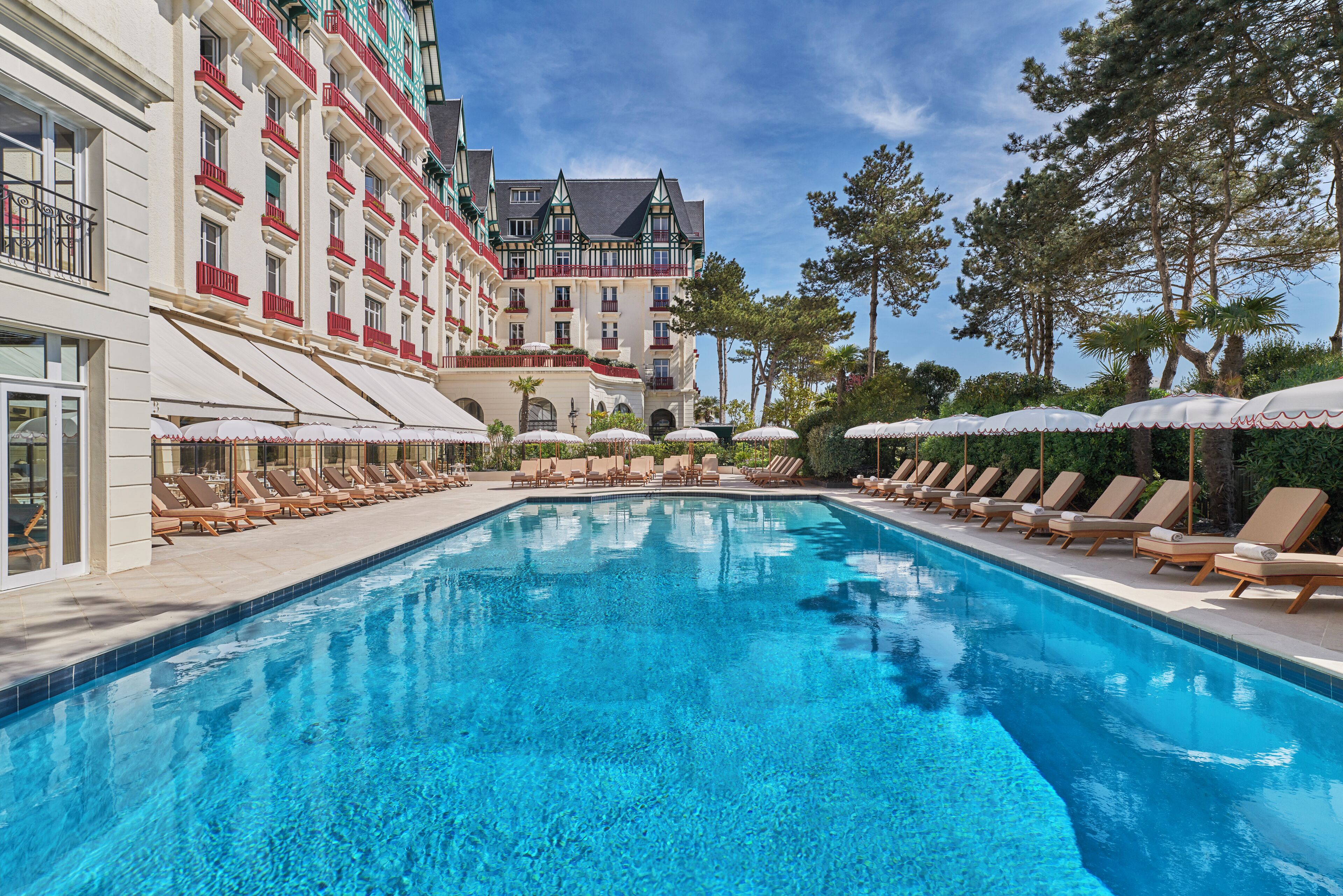 室内游泳池，季节性开放的室外游泳池，08:00 至 22:00 开放, 池畔遮阳伞, 日光浴躺椅