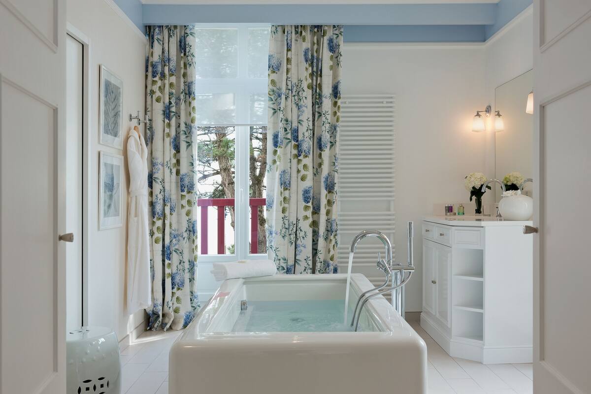 presidential suite, 1 double bed, terrace, sea view | bathroom | free toiletries, hair dryer, bathrobes, slippers