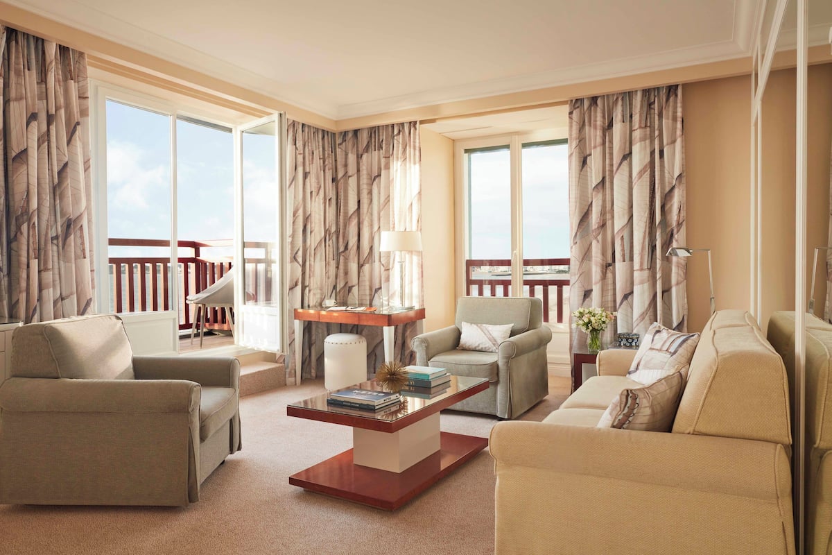Sea Prestige Junior Suite | Premium bedding, minibar, in-room safe, desk