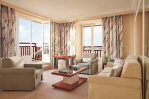 Suite junior, 1 cama doble, vistas al mar | Ropa de cama de alta calidad, minibar, caja fuerte y escritorio