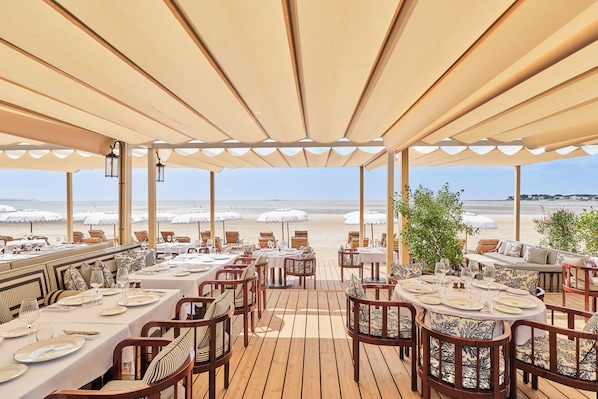 2 restaurants; lunch and dinner served 