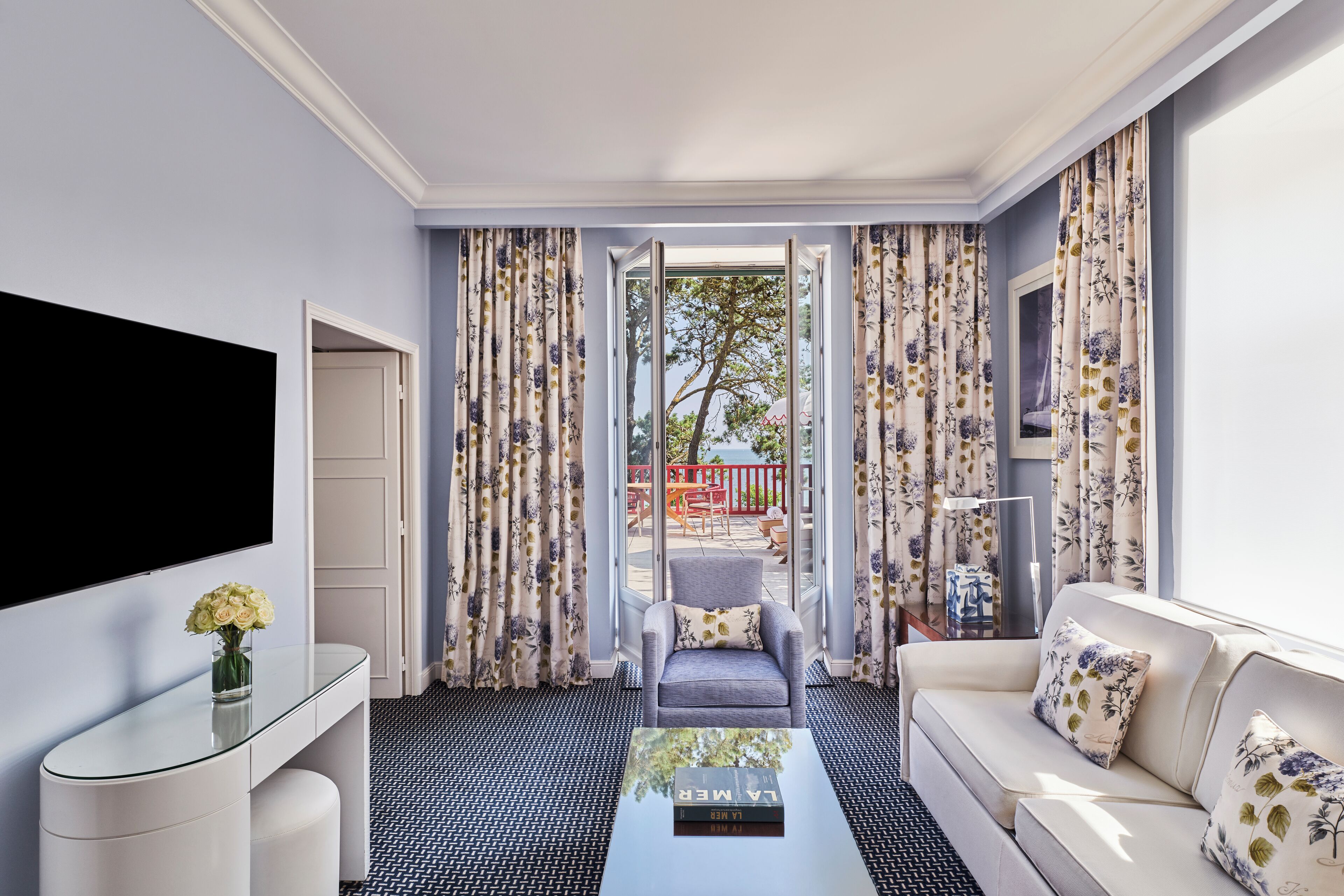 Suite, 1 lit double, terrasse, vue mer | Coin séjour