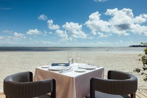 2 restaurants, lunch, dinner served; seafood