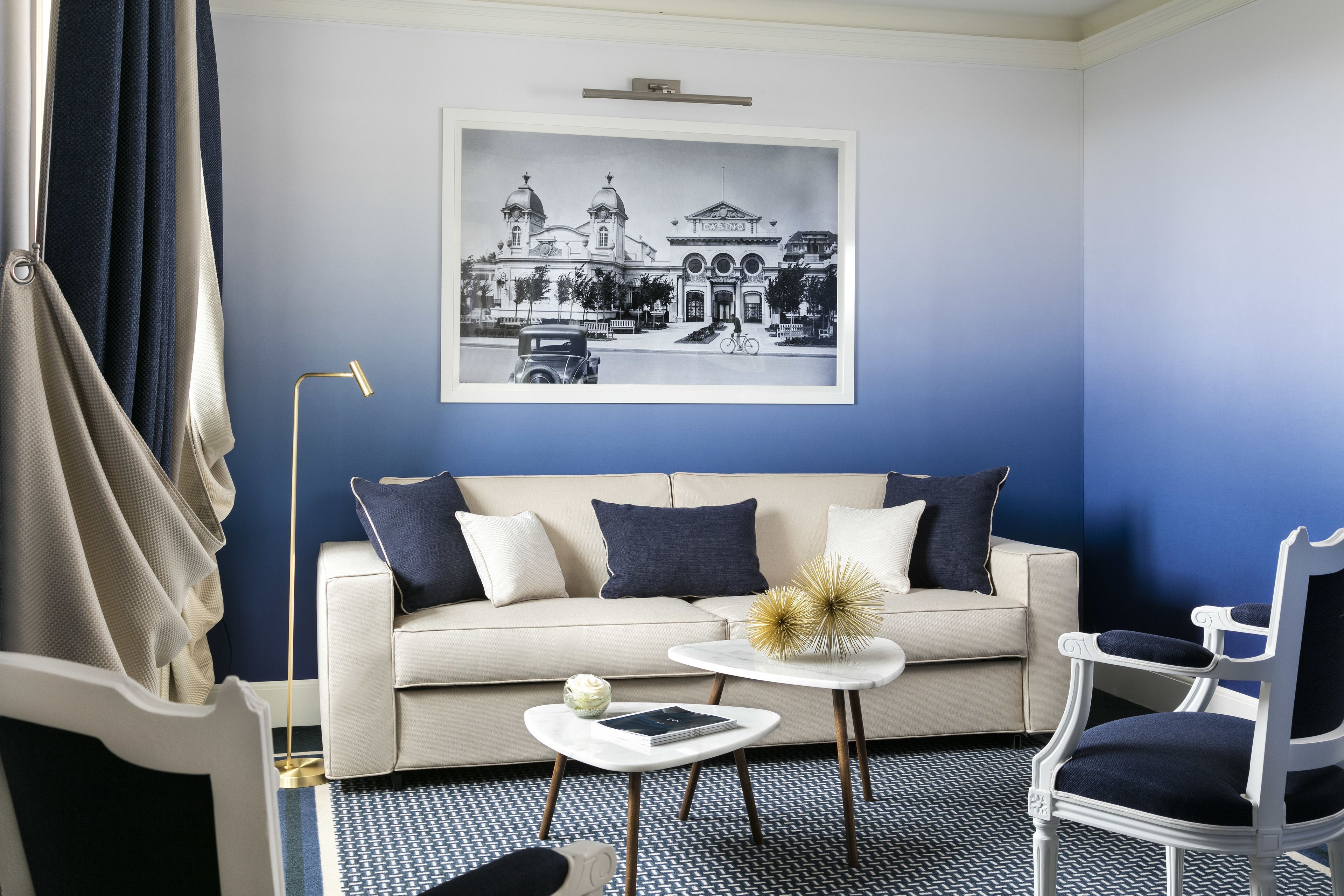 Suite, vista al mar (Prestige) | Área de sala de estar | Televisión de pantalla plana de 80 cm con canales vía satélite 