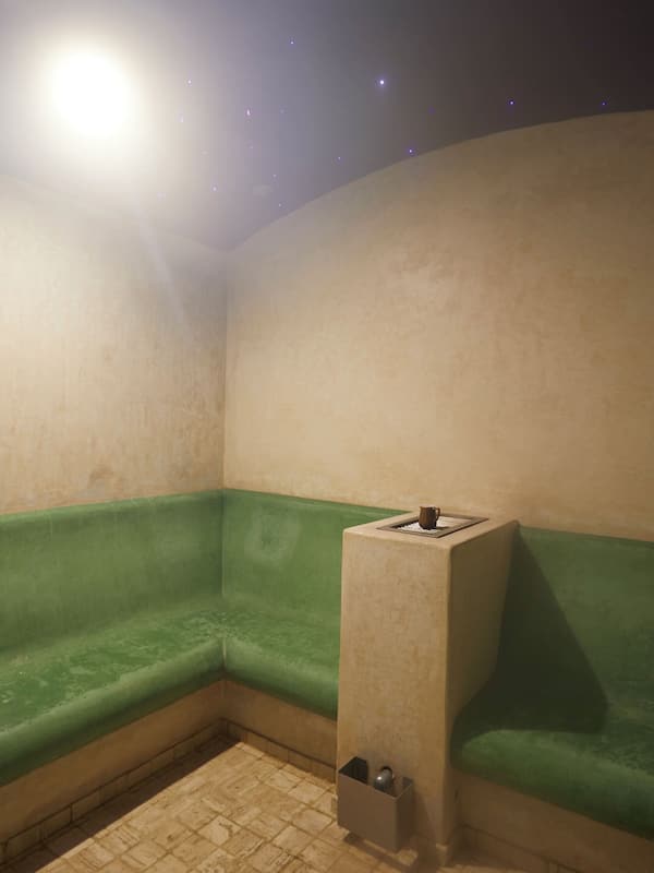 Sauna, bain à remous, soins corporels, soins du visage