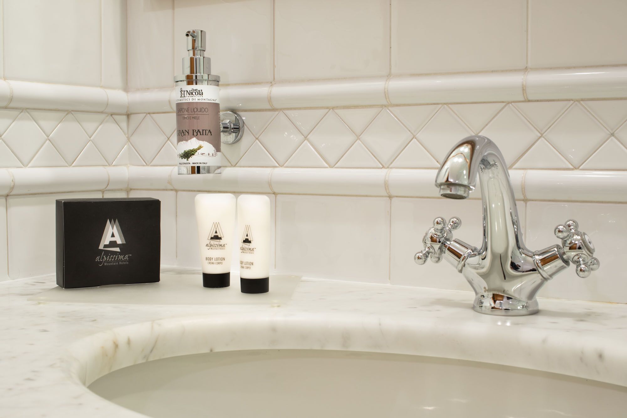 shower, rainfall showerhead, free toiletries, hair dryer