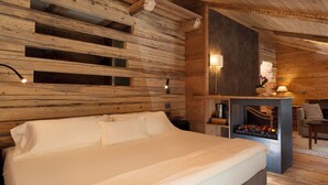 Phòng Suite Junior, phòng tắm hơi, quang cảnh núi | Bộ đồ giường cao cấp, chăn bông, nệm cao su hoạt tính (memory foam)