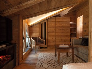Junior Suite Sapin-Sky Sauna | Living area | 43-inch flat-screen TV with satellite channels