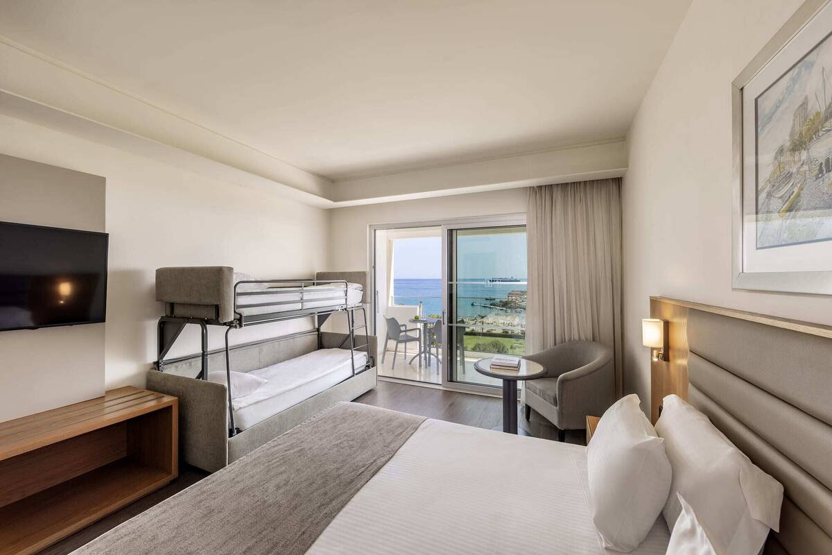 Front Sea & Marina View Room | 迷你吧、客房内保险箱、办公桌、遮光窗帘