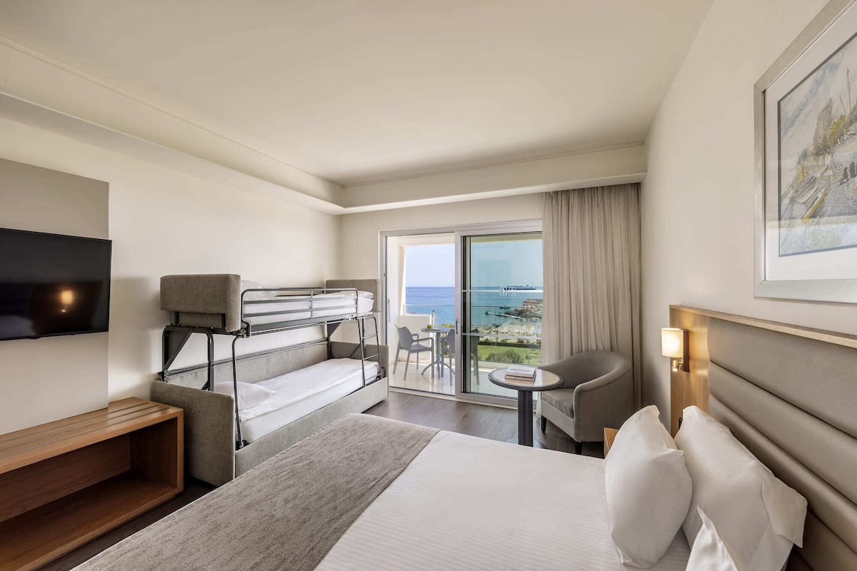 Standaard kamer, uitzicht op jachthaven (Family) | 1 slaapkamer, een minibar, een kluis op de kamer, een bureau