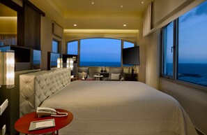 Presidential Suite | Minibar, in-room safe, desk, blackout drapes