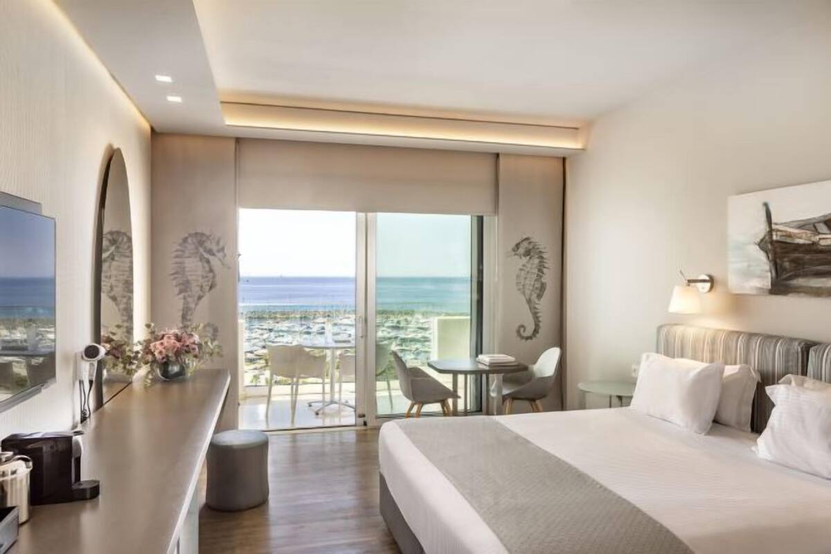 Minibar, két bảo mật tại phòng, bàn, màn/rèm cản sáng