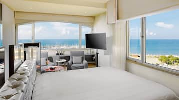 Presidential Suite | Minibar, in-room safe, desk, blackout drapes