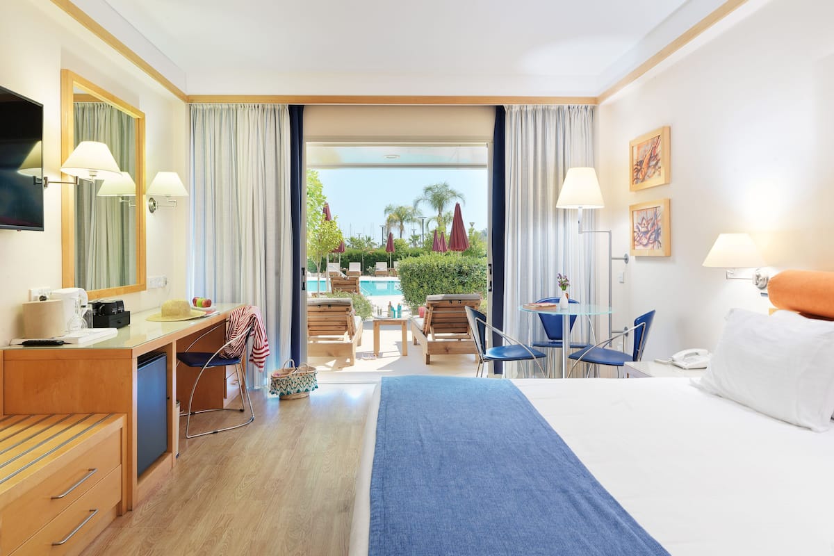 Executive Pool Level Room with Terrace | 迷你吧、客房内保险箱、办公桌、遮光窗帘