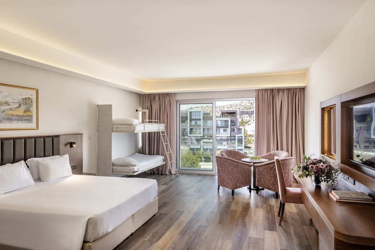 Family Inland View Room without Balcony | 迷你吧、客房内保险箱、办公桌、遮光窗帘