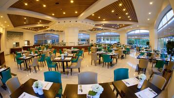 فطور كامل يوميًا بتكلفة قدرها (22 EUR للشخص)