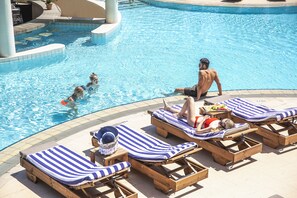 Piscine intérieure, 2 piscines extérieures, parasols, chaises longues