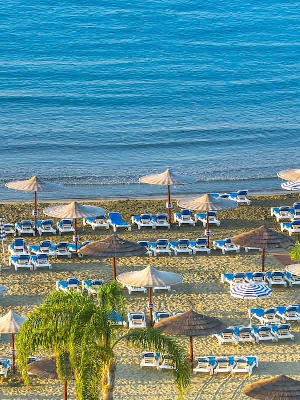 Ubicación a pie de playa, cabañas de playa, tumbonas y sombrillas