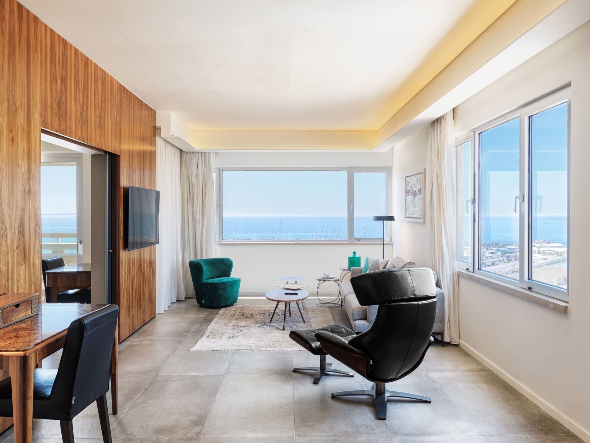 executive suite (admiral) | living room | 26-inch tv with satellite channels, ping pong