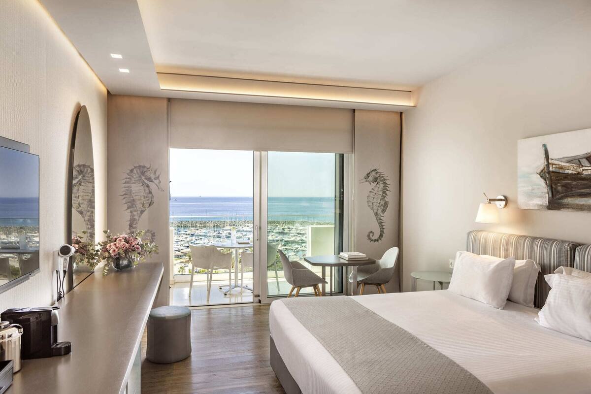 Imperial Front Sea & Marina View Room | 迷你吧、客房内保险箱、办公桌、遮光窗帘