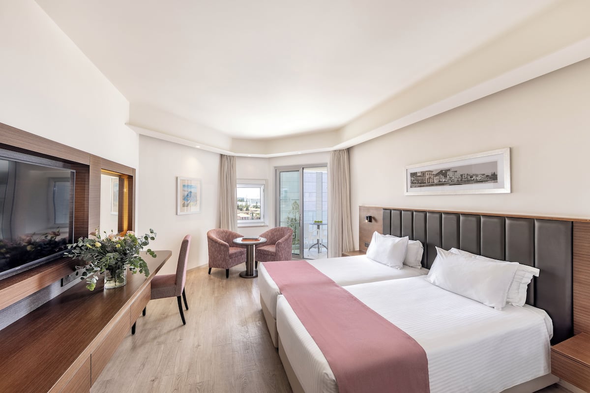 Twin kamer, uitzicht op stad | 1 slaapkamer, een minibar, een kluis op de kamer, een bureau