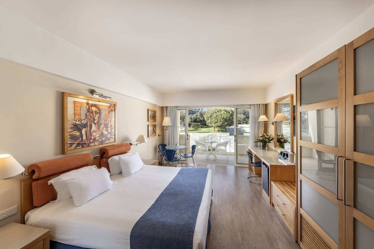 Executive Inland View Room | 迷你吧、客房内保险箱、办公桌、遮光窗帘