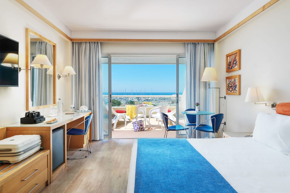 Executive Marina View Room | 迷你吧、客房内保险箱、办公桌、遮光窗帘