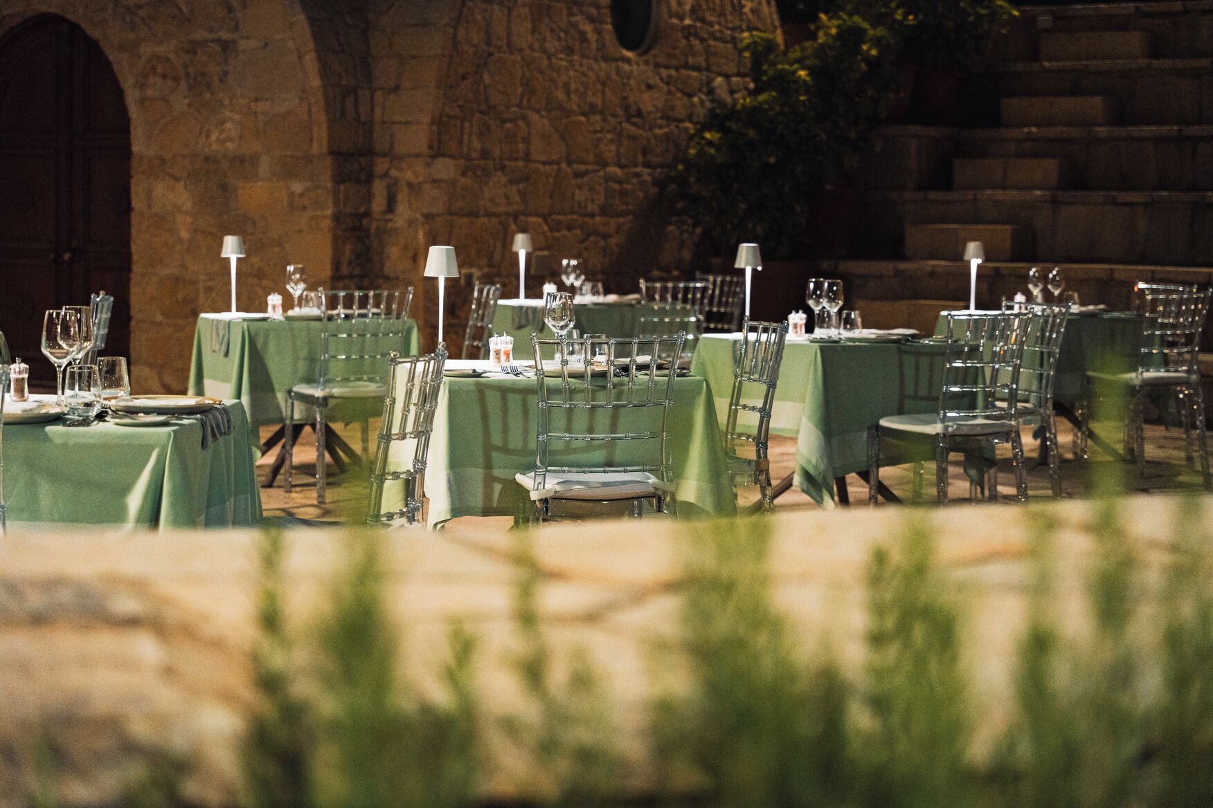 6 restaurants, lunch served