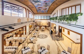 6 restaurants, lunch served